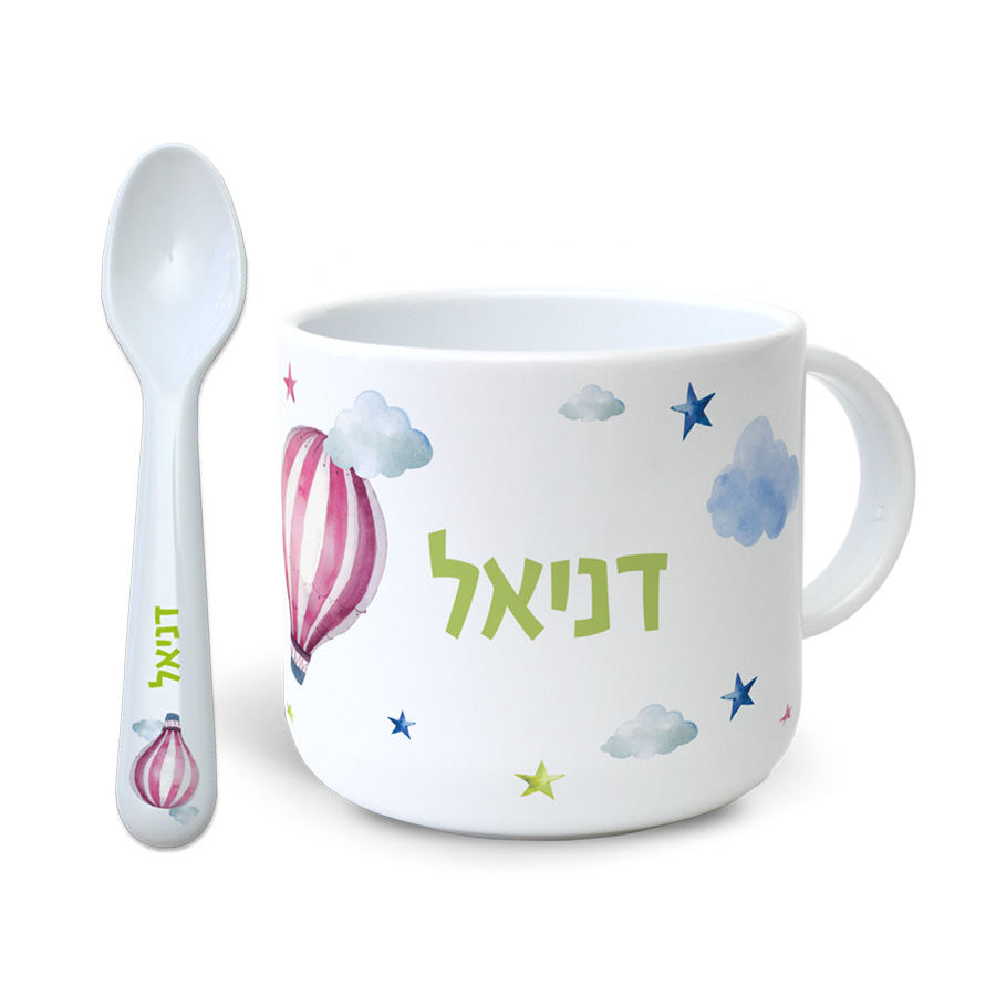 ספל וכפית פלסטיק עם שם הילד עיצוב עננים ספל וכפית פלסטיק עם שם הילד עיצוב עננים